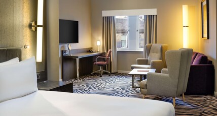 DoubleTree by Hilton Edinburgh City Centre Room Type - KING JUNIOR SUITE W  VIEW