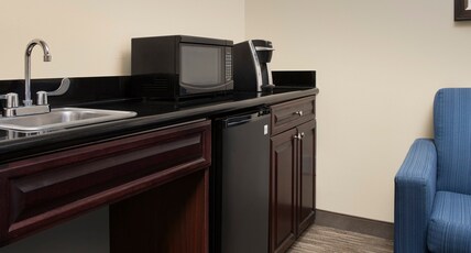 Holiday Inn Express & Suites UVALDE Room Type - 2 Queen Suite Sofa Bed
