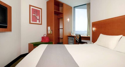 ibis Kuwait Salmiya Room Type - Room with 1 double bed equipped with the new bedding ibis Kuwait Salmiya Room Type - Room with 1 double bed equipped with the new bedding