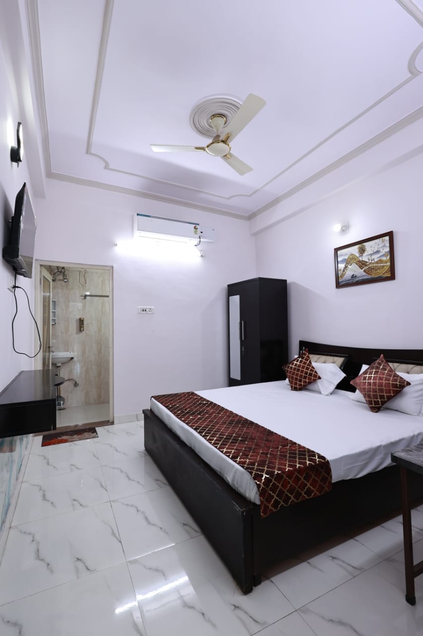 Mahadev Guest House - Tap to explore photos