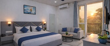Hotel Warm Welcome Inn 26 - Near Sector 18 Metro Noida