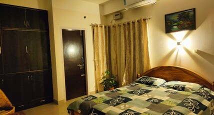 EKO HOMES | 5Min Walk from Apollo Hospital Room Type - AC Deluxe Room with Balcony 
