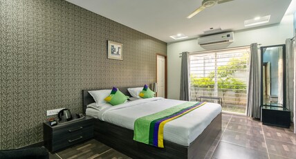 Treebo Midvalley Residence Room Type - Spacious Premium Room