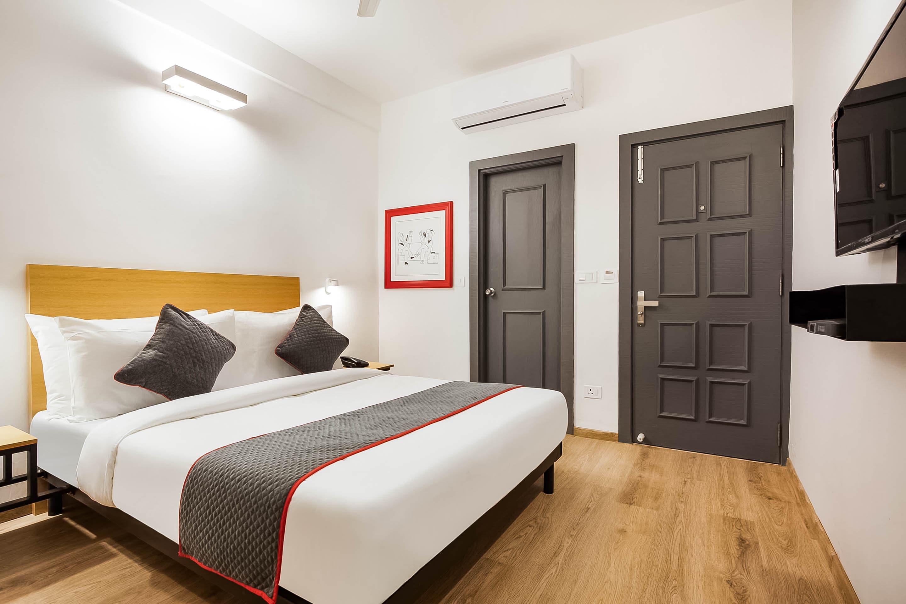 Super Townhouse Lords Regency - Tap to explore photos