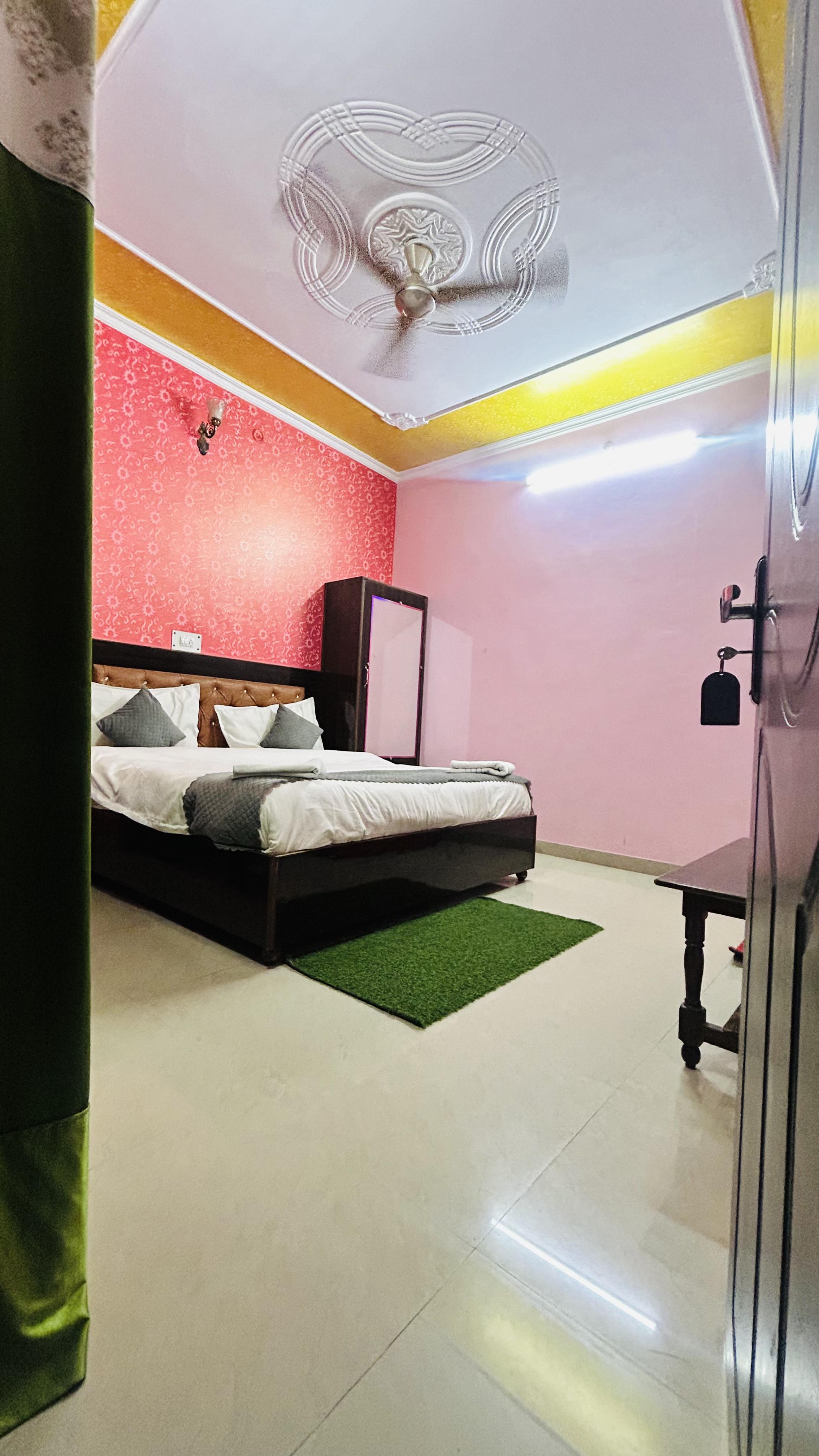 Hotel  Peace  Palace  and  restaurant - Tap to explore photos