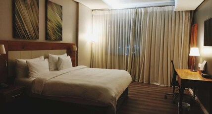DoubleTree by Hilton Hotel Cape Town - Upper Eastside Room Type - KING DELUXE ROOM
