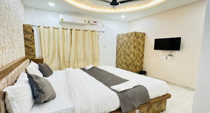 HOTEL THE PUSHPRAJ Room Type - Deluxe Room with Balcony HOTEL THE PUSHPRAJ Room Type - Deluxe Room with Balcony