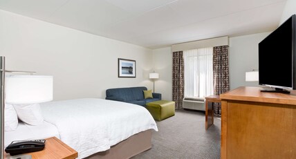 Hampton Inn & Suites by Hilton Manchester Room Type - 1 KING SFBD MIC FRG NS
