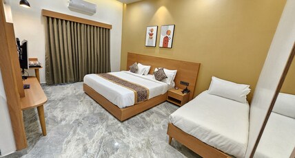 Hotel Giriraj Room Type - Deluxe 1 King and 1 Single Bed Room