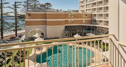Crowne Plaza TERRIGAL Room Type - 2 Queen Premium Balcony Pool View Club Access