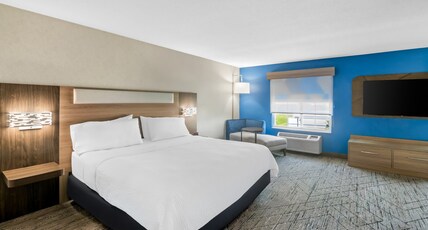 Holiday Inn Express Hotel & Suites Council Bluffs - Conv Ctr Room Type - 1 King Standard Jetted Tub