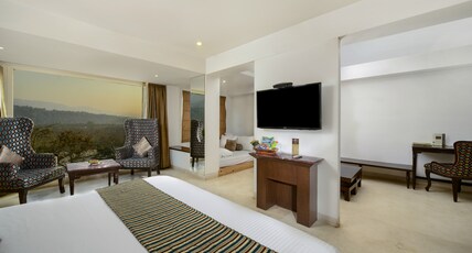 EllBee Ganga View Room Type - Ganga Royale Suite with 2 King Beds, Bathtub (River View)