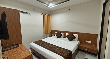 HOTEL LOTO CENTRAL UJJAIN RAILWAY STATION Room Type - Deluxe AC Room