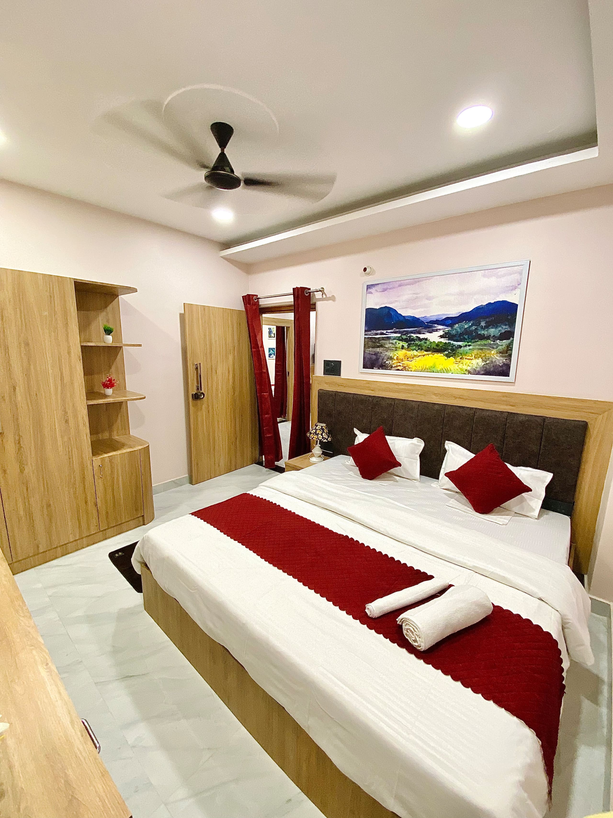 Triyuga GhatView 2Bhk Lift Parking Assi Ghat 1.5Km - Tap to explore photos