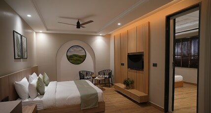 Q Nest  Hotel Cloud End Lansdowne Room Type - Club NON-AC Twin Two Beds