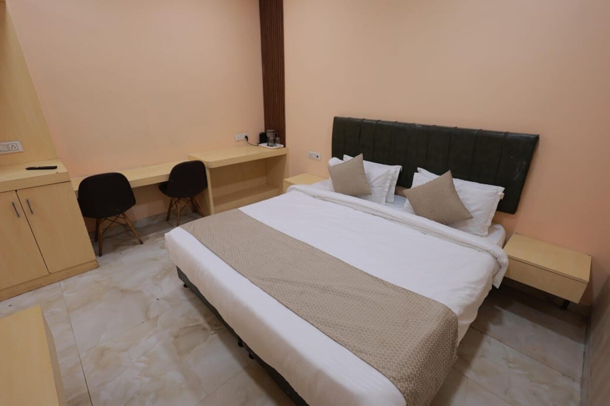 Hotel Royal (Fazalganj Chauraha) - Tap to explore photos
