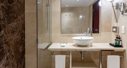Crowne Plaza PORTO Room Type - 1 Queen Junior Suite Corner Room High Floor