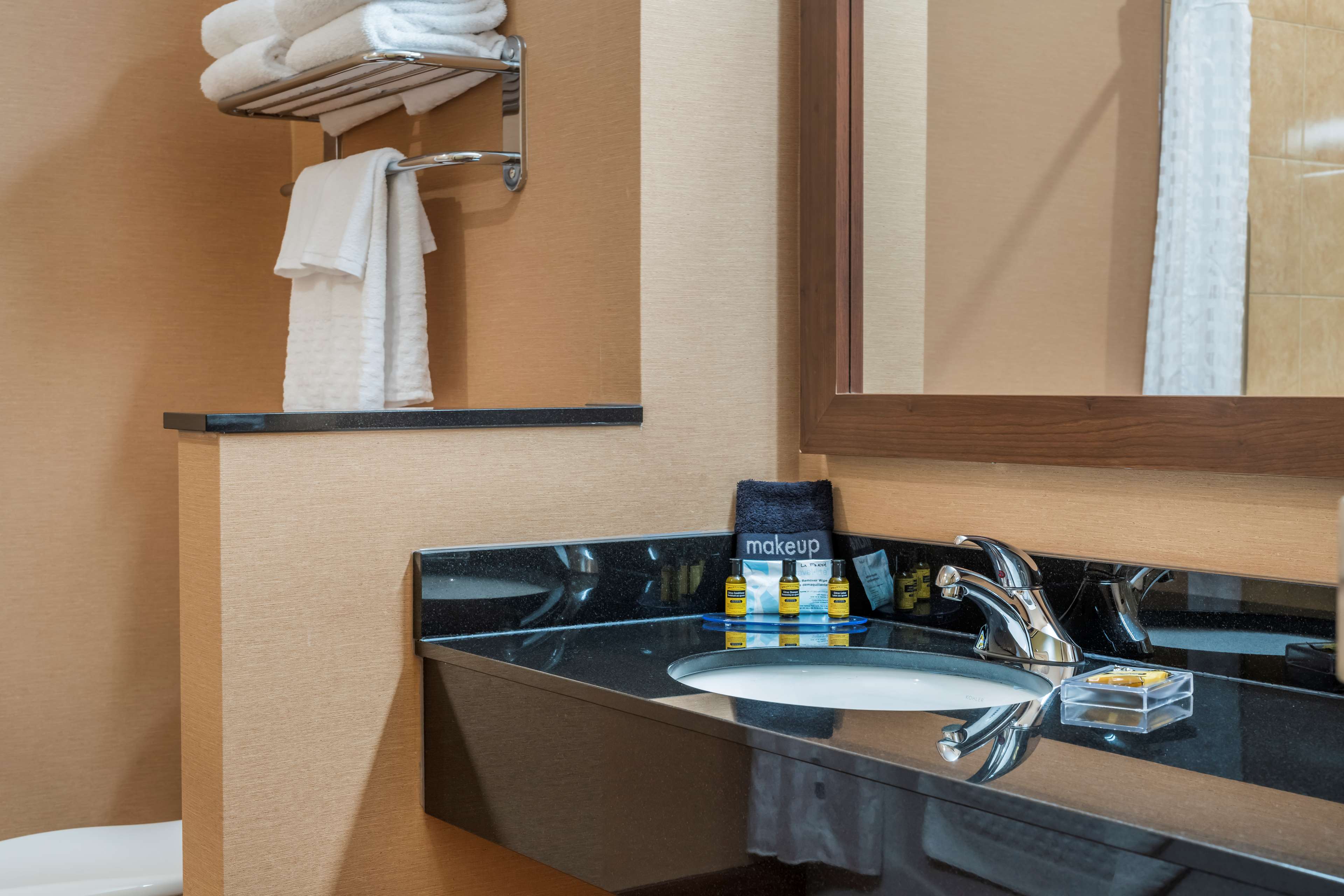 Best Western Plus Bathurst Hotel & Suites - Tap to explore photos