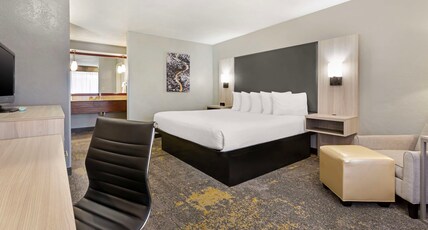 Best Western Plus Weston Inn Room Type - 1 King Bed, Non-Smoking, Microwave And Refrigerator, Work Desk, Wi-Fi, Full Breakfast