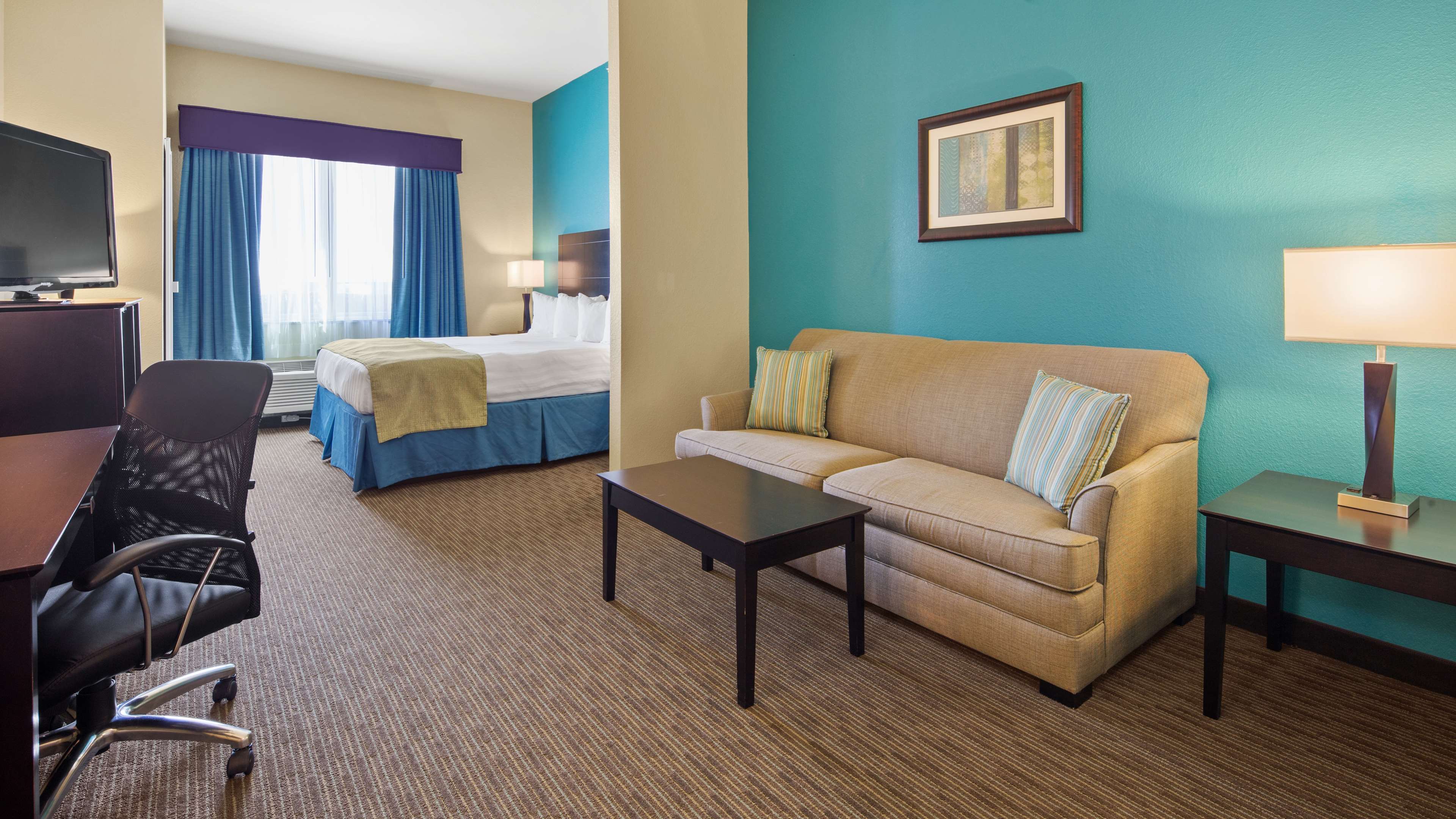 Best Western Lindsay Inn & Suites - Tap to explore photos
