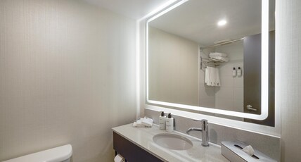 Best Western Plus Montreal Downtown- Hotel Europa Room Type - 1 King Bed, Non-Smoking, Deluxe Room, Work Desk