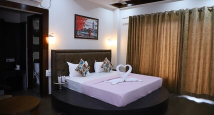 Hotel Discovery and Restaurant Room Type - Cozy Honeymoon Suite with Balcony