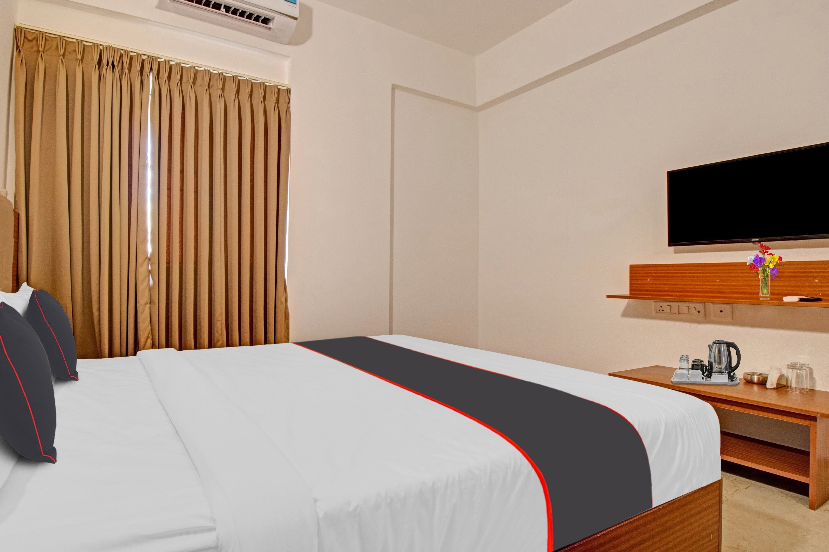 Collection O Petals Otium Business Hotel - Tap to explore photos