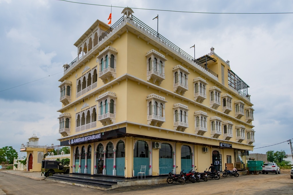CHANDRA VILAS PALACE HOTEL AND RESORT - Tap to explore photos