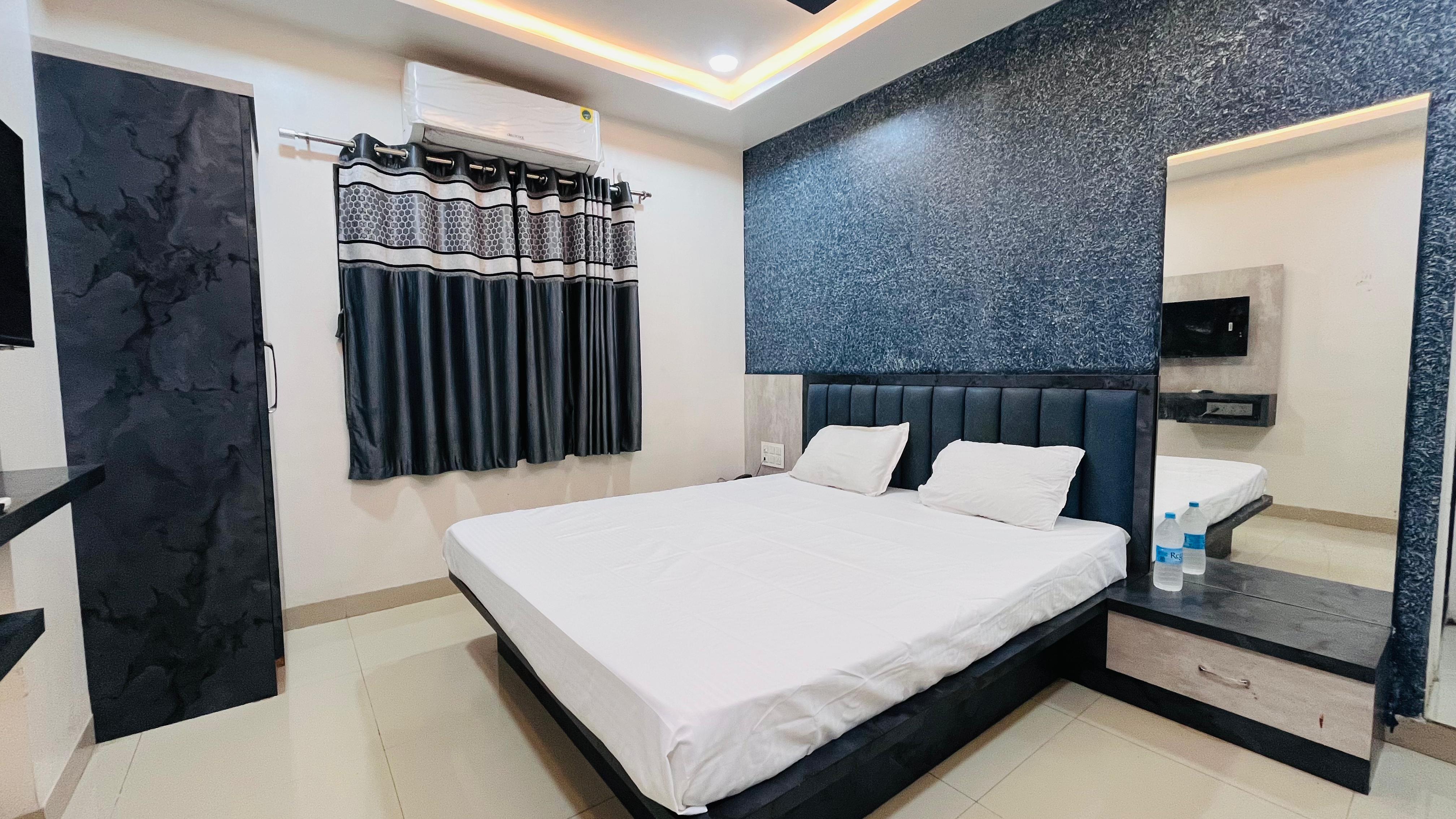 SHRI NATH HOTEL AND LODGING - Tap to explore photos