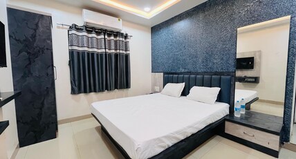 SHRI NATH HOTEL AND LODGING Room Type - Deluxe Room