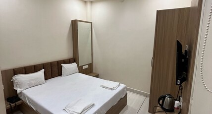 Hotel Shreegopal Room Type - Standard Queen  AC Rooms