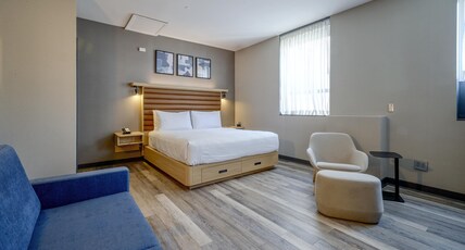 Best Western Plus Montreal Downtown- Hotel Europa Room Type - 1 King Bed, Non-Smoking, Deluxe Room, Sofabed, Work Desk