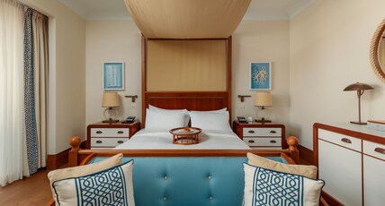 Regent PORTO MONTENEGRO Room Type - 1 King Premium Partial Sea View