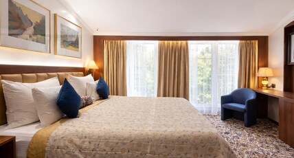 Lake View Kashmir Hotel & Spa (A Unit of Kesari Hotels) Room Type - Premier Quad Room Lake view