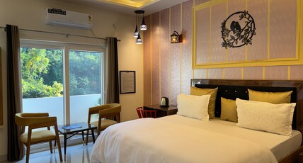 Rootz by NomadsHouse Room Type - Super Deluxe Room R12