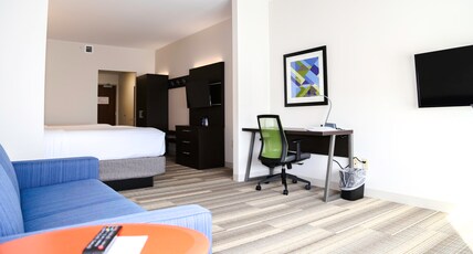 Holiday Inn Express & Suites Kingston-Ulster Room Type - 2 Queen Suite Mobility Accessible Tub