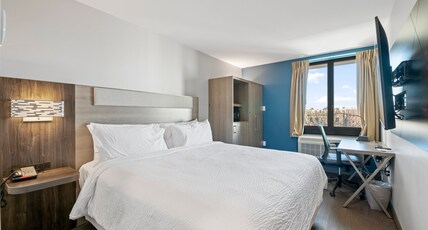 Holiday Inn Express & Suites BRONX - NYC Room Type - 1 King Standard Mobility Accessible with Roll In Shower Holiday Inn Express & Suites BRONX - NYC Room Type - 1 King Standard Mobility Accessible with Roll In Shower