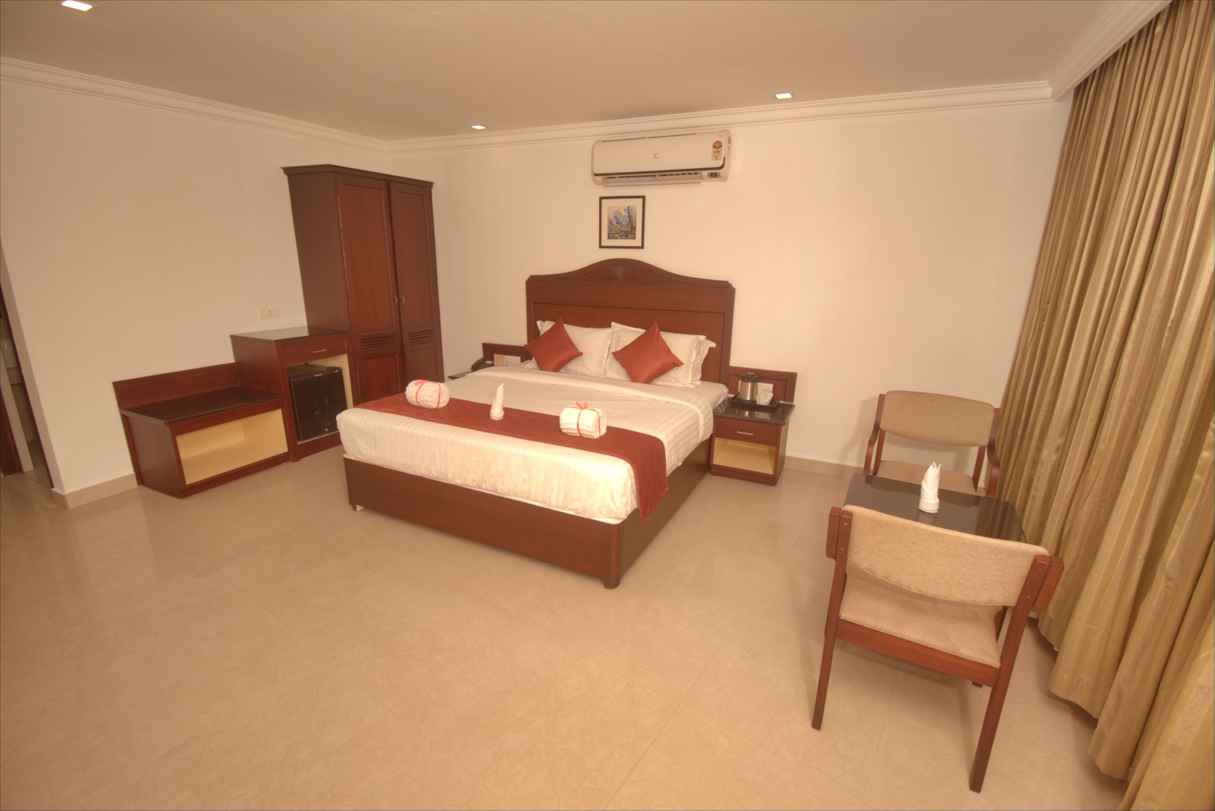 Hotel The Vijaya Palace - Tap to explore photos