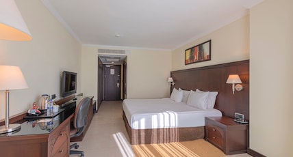 Crowne Plaza Hotel Antalya by IHG Room Type - 1 King Standard Side Sea View Crowne Plaza Hotel Antalya by IHG Room Type - 1 King Standard Side Sea View