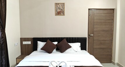 Glow Inn | Near Namo Ghat Room Type - Deluxe Luxury AC Bedroom