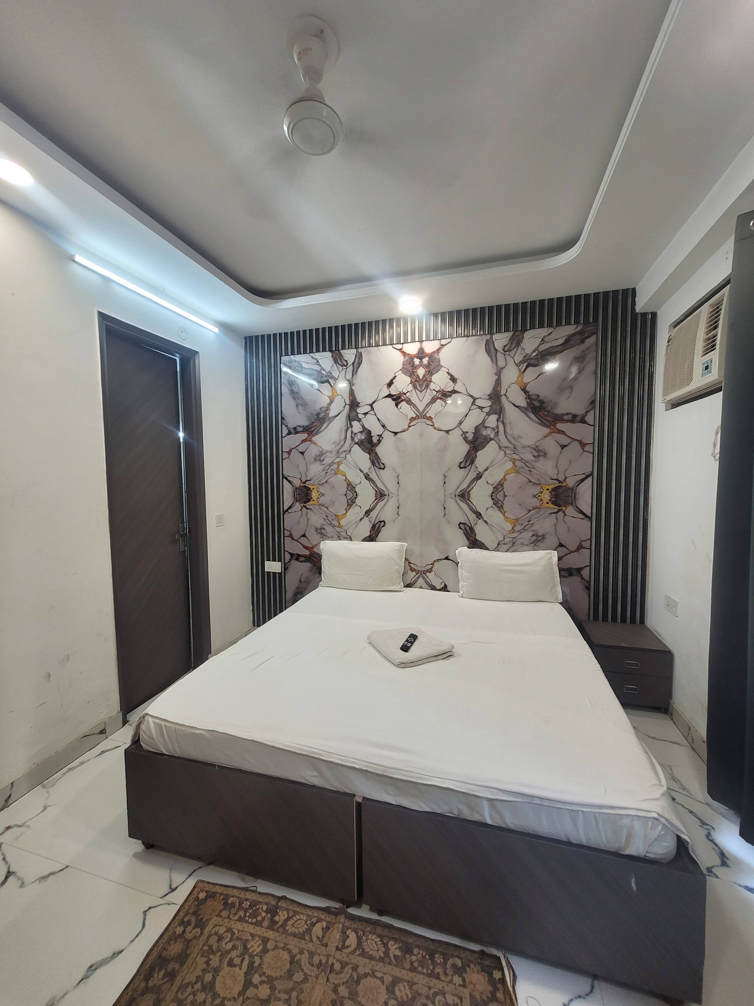 Ryoko Stays Modern Studio Opp Medanta Sector 39 - Tap to explore photos