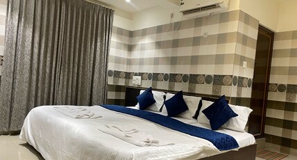 ADDHURI COMFORTS INN Room Type - 3 BED AC DELUXE ROOM