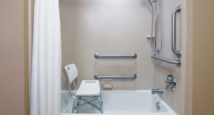 Hampton Inn by Hilton Springfield South Enfield Room Type - 1KNG MOB HEAR ACC W TUB NS