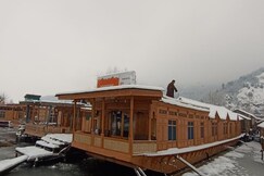Houseboat New Suzan