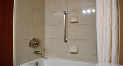 DoubleTree by Hilton Asheville - Biltmore Room Type - 2DBL SUITE BALCONY NONSMOK