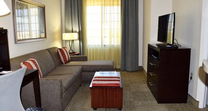 Staybridge Suites HOUSTON STAFFORD - SUGAR LAND Room Type - 1 Qn 1 Bdrm Ste Mobil Access Roll Shwr