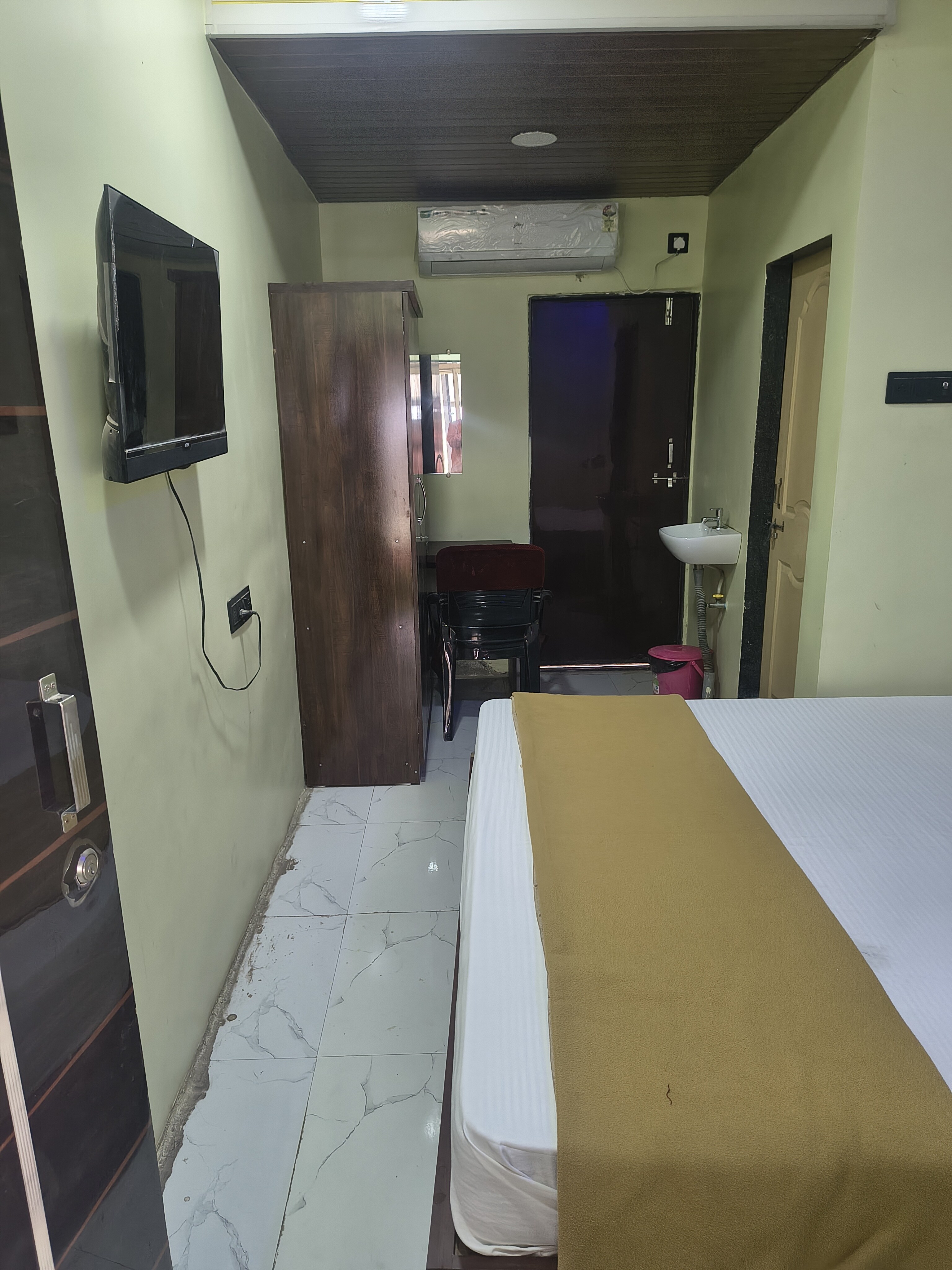 Swagat Lodging AC - Tap to explore photos