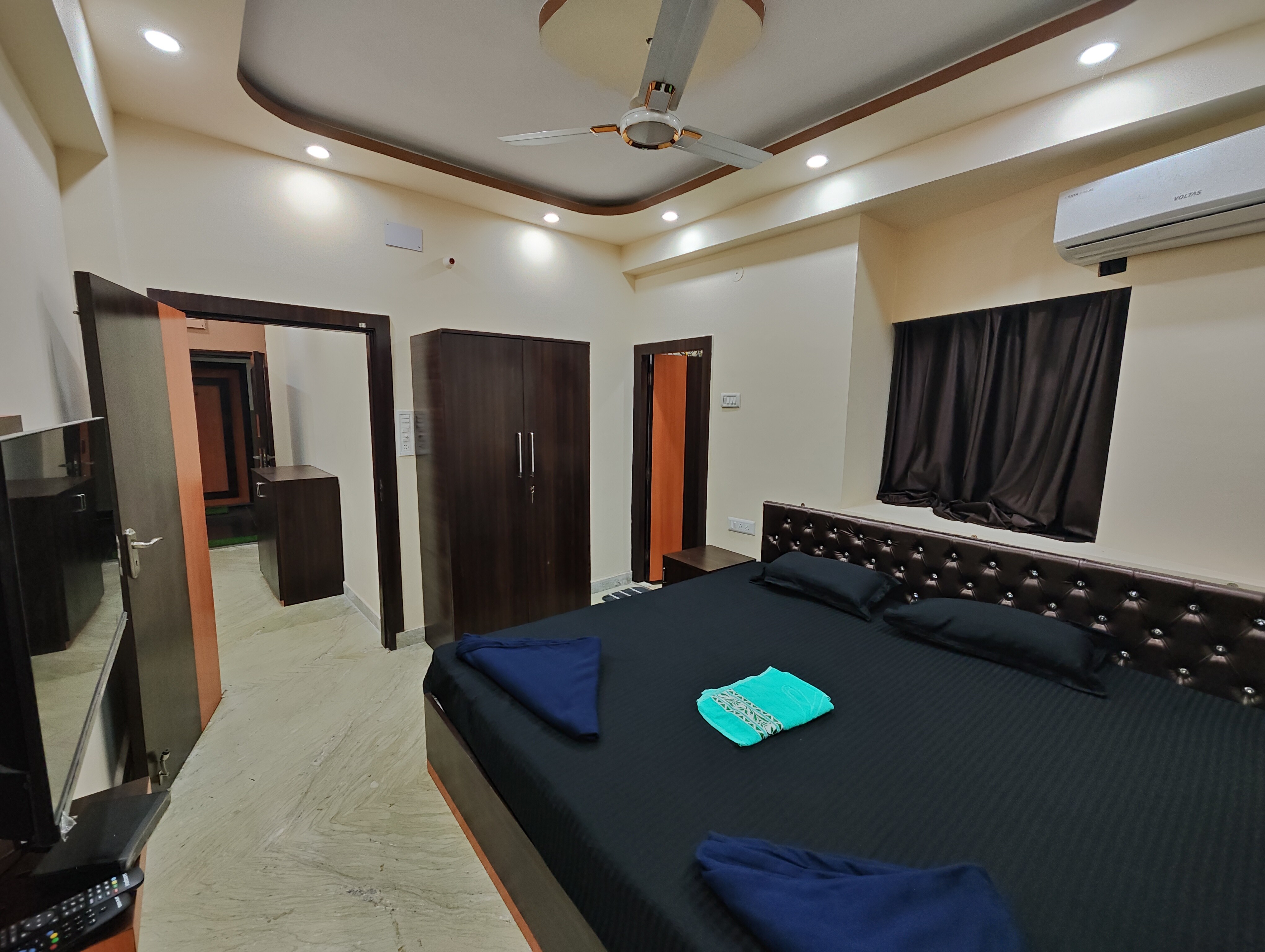 Elegant 2BHK Service Apt in New Ballygunge Kasba - Tap to explore photos
