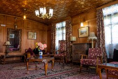 Alaska Group of Houseboat