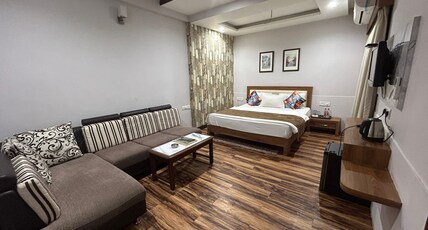 Hotel Kings Park A. B. Road Room Type - Luxury Room